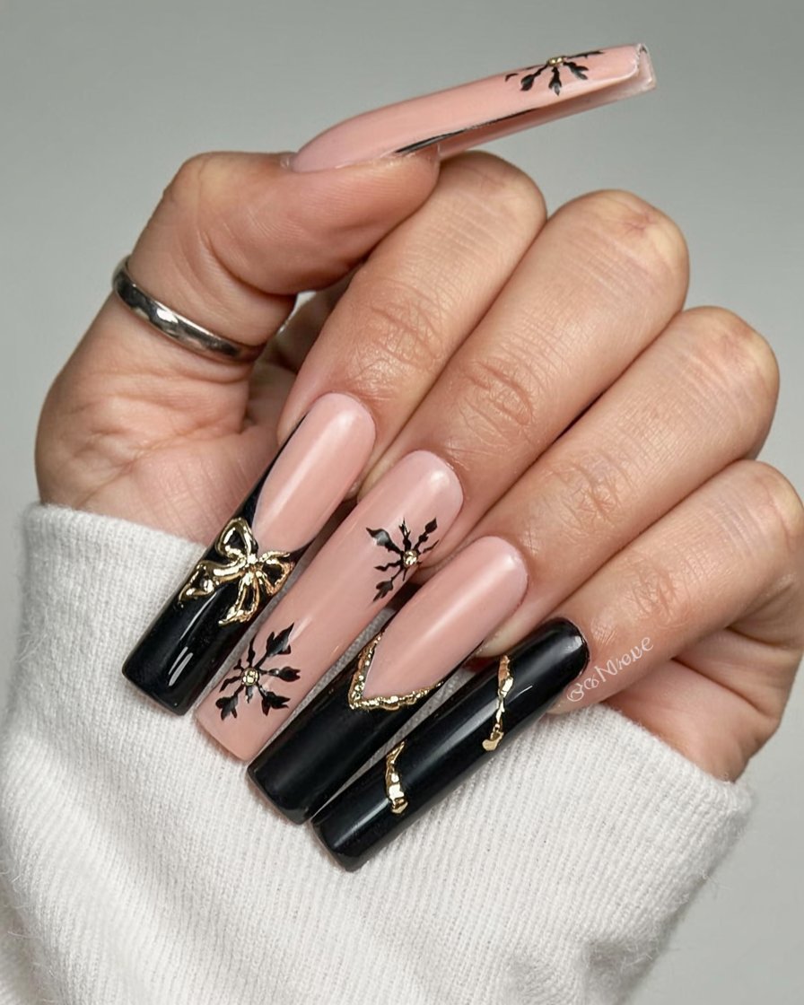 22 Elegant Black Christmas Nails 2025 Ideas to Try This Winter 7 elegant black christmas