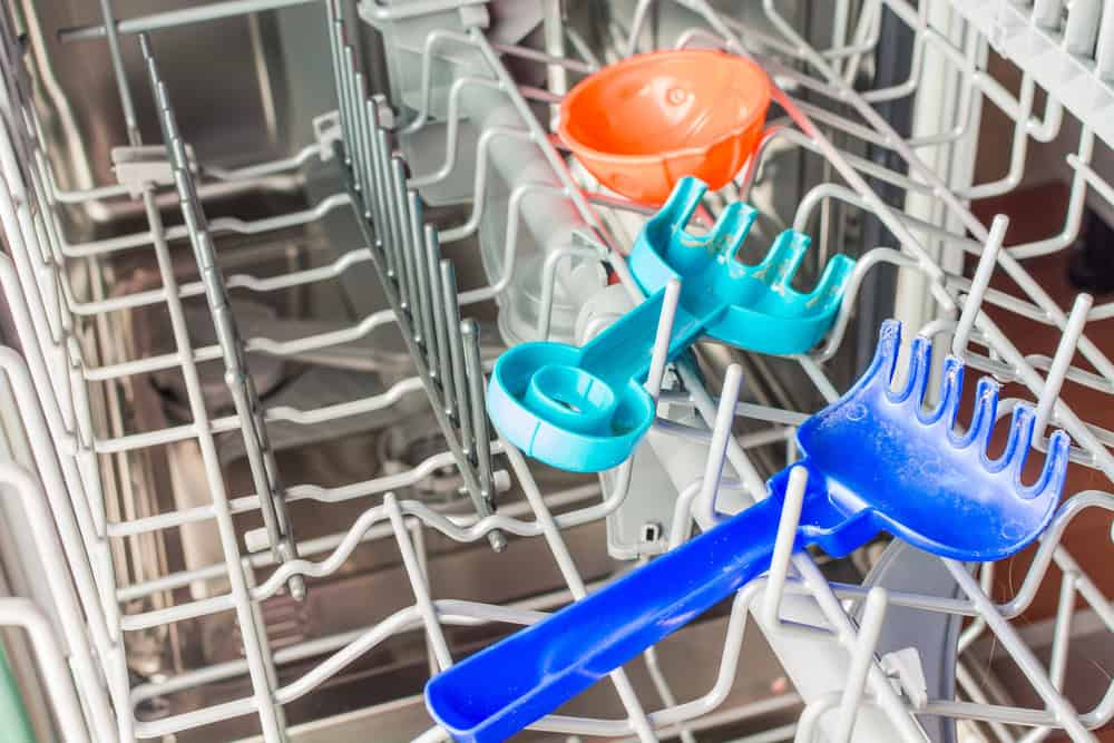 12 Time-Saving Cleaning Hacks That’ll Give Busy Moms Their Lives Back 3 timesaving cleaning hacks