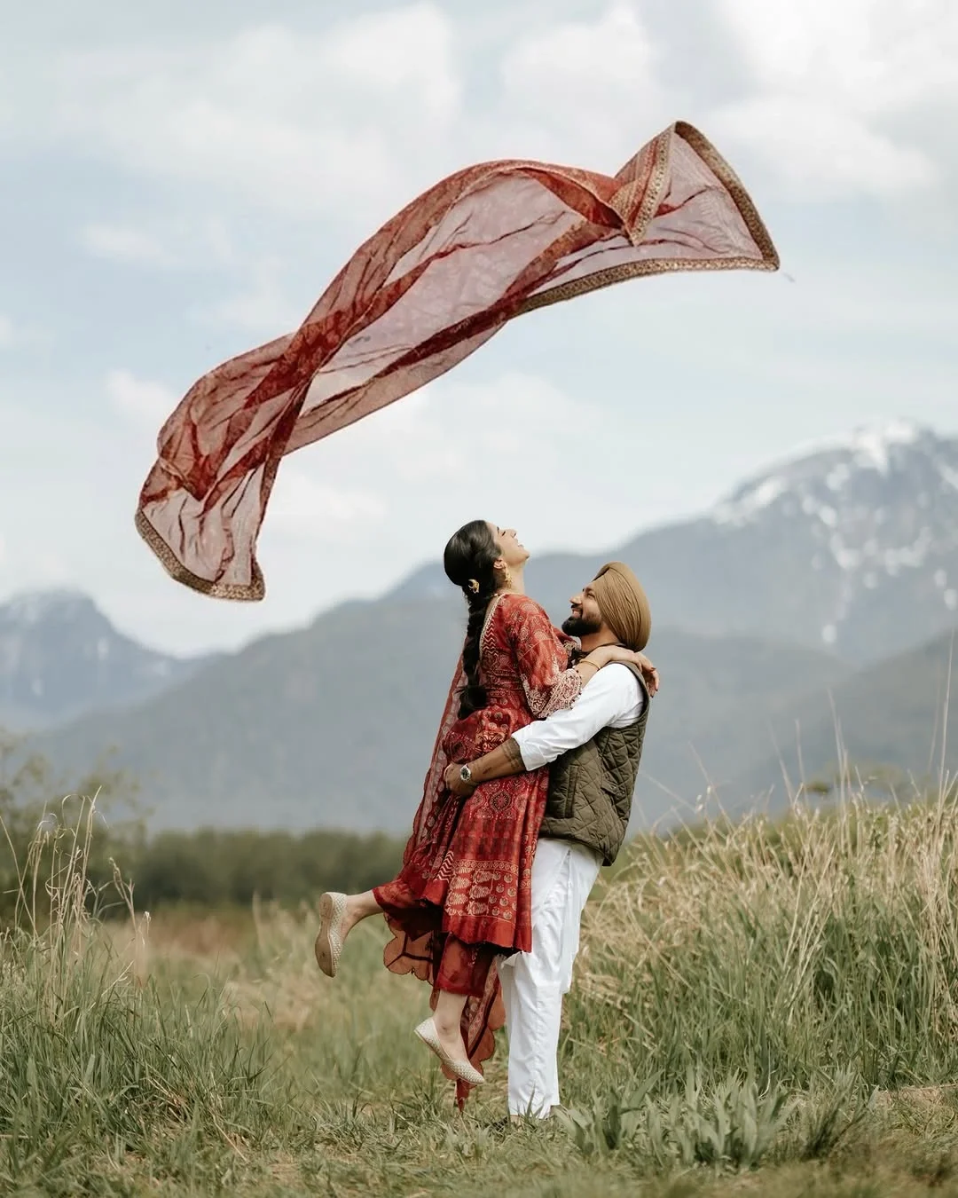 Fall Engagement Photo Outfits 2026 That Feel Romantic, Cozy, and Timeless 10 fall engagement photo
