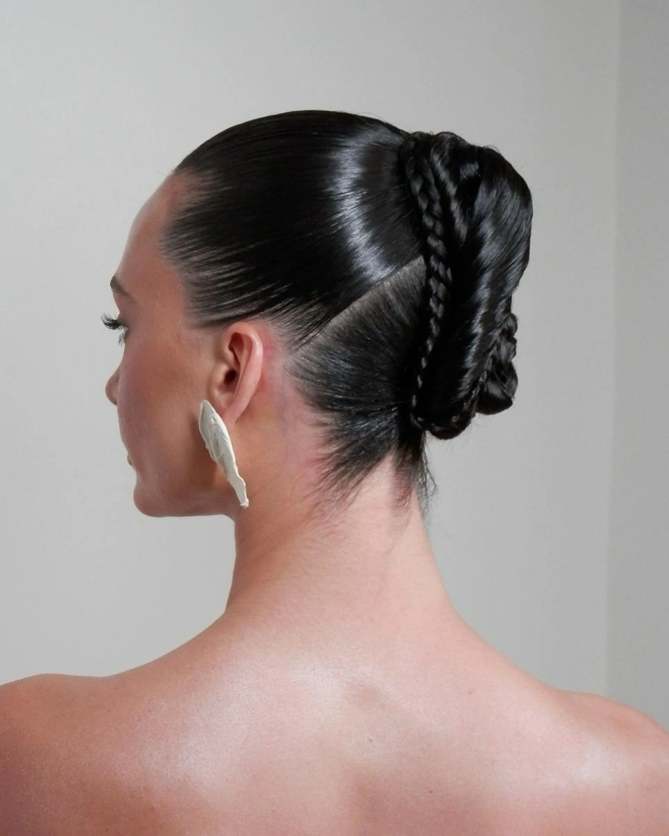 Fall Hairstyles for Office 2026 That Make Every Workday Feel Effortlessly Elegant 1 fall hairstyles office