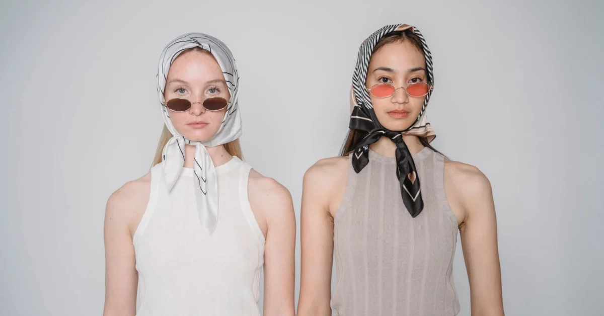 Head Scarf Outfit Ideas You’ll Love (20 Ways to Style It) 3 head scarf outfit