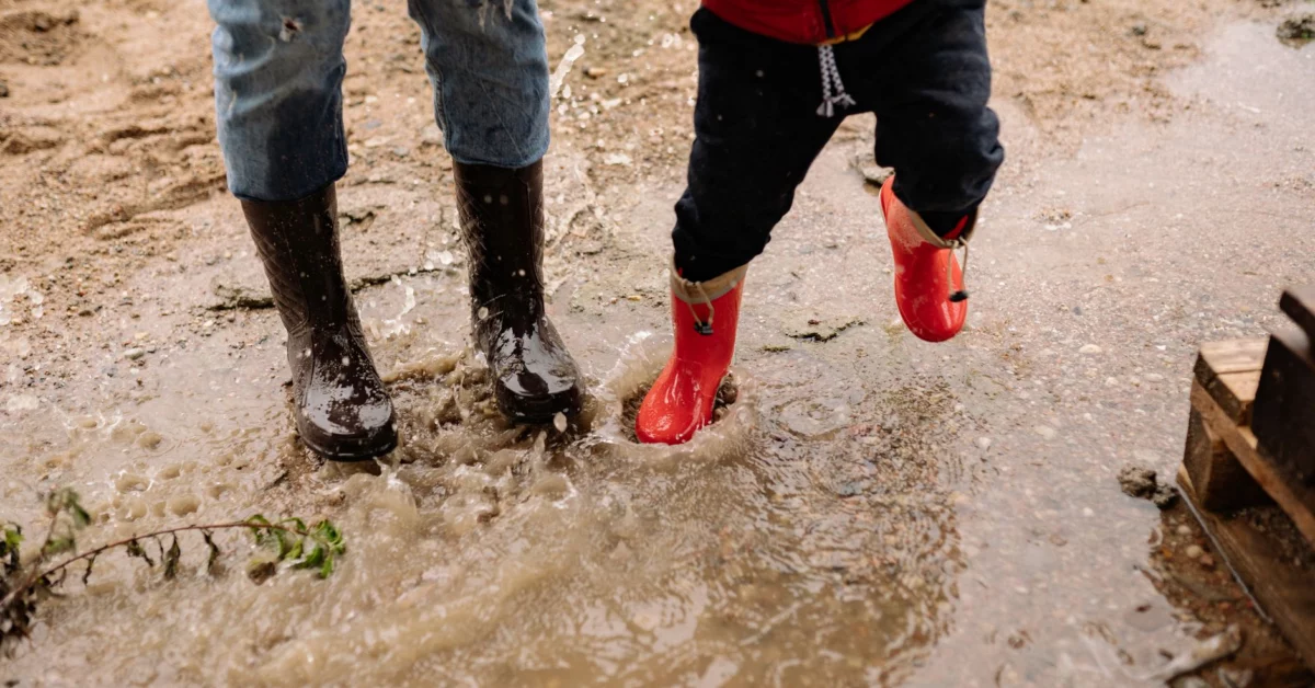 My Red Hunter Boots Started a Whole Obsession (20 Outfits) 9 red hunter boots