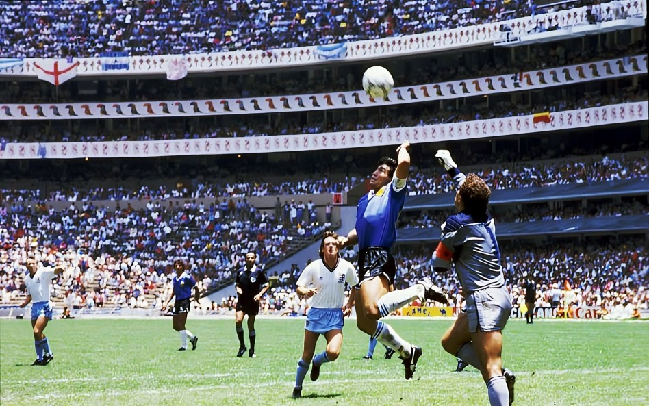 Maradona noi gi ve Ban Tay Cua Chua 2.jpg